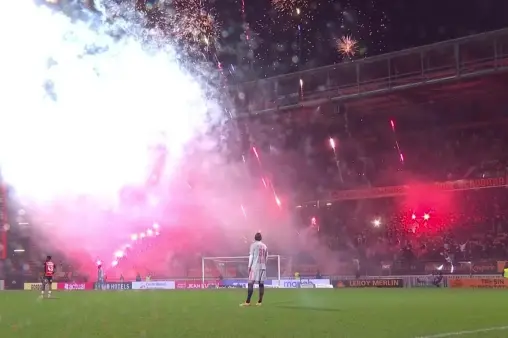 [Highlights] Celebrating early? Lorient fans set off fireworks to celebrate victory in advance