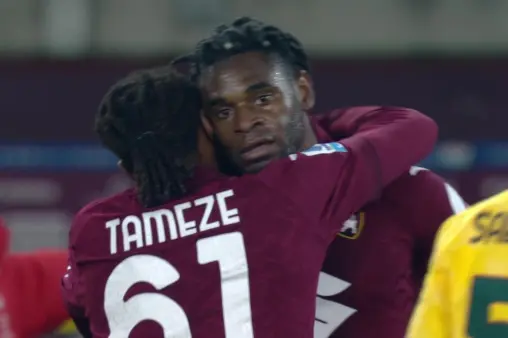 [Goal] Another blow! Milan midfielder loses possession, Duvan Zapata scores with a low shot into the far corner