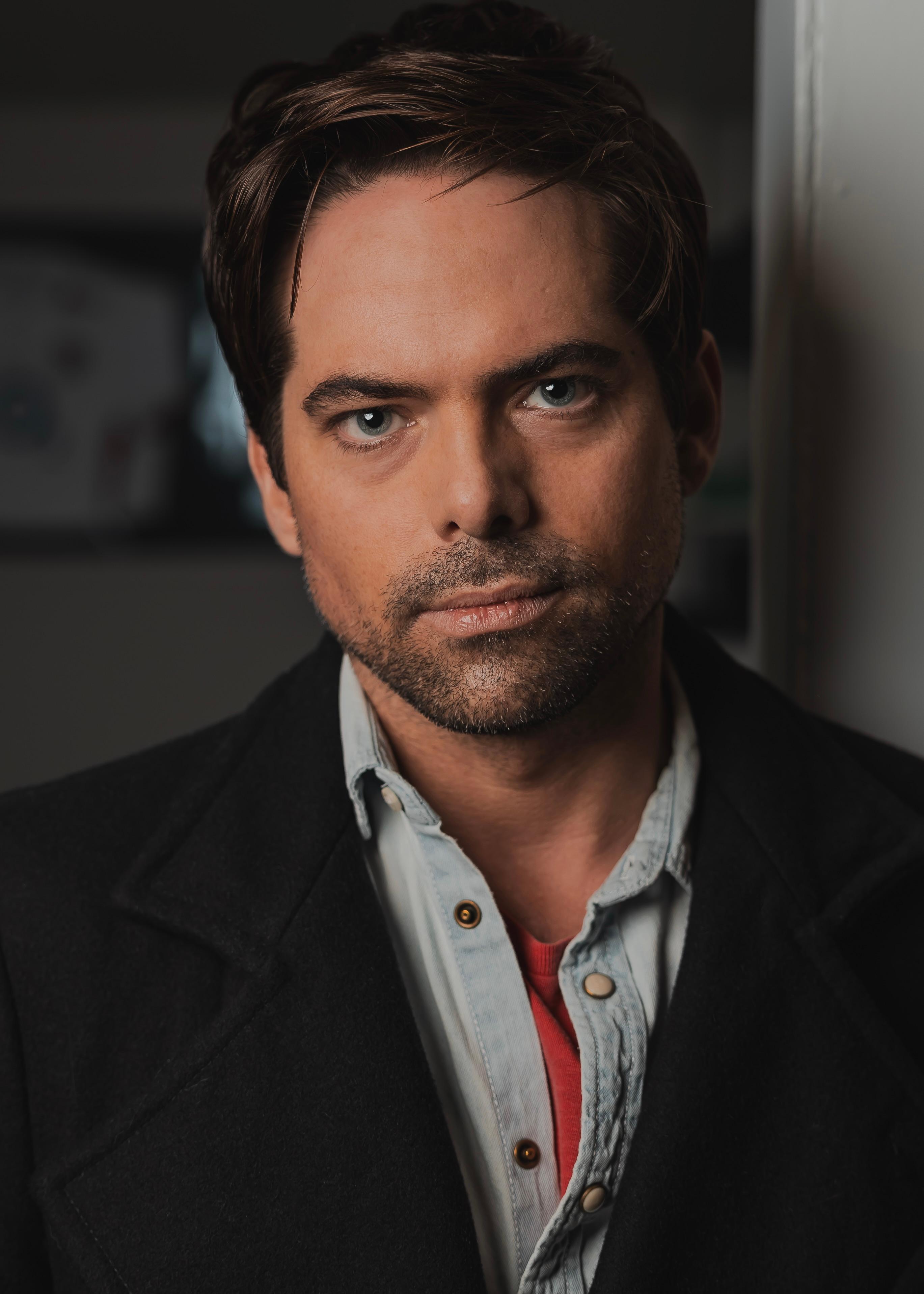 actor James Crawley large photo