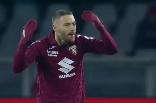 [Goal] Bad start! Tomori's handball gives away a penalty, Vlahović converts it with a shot