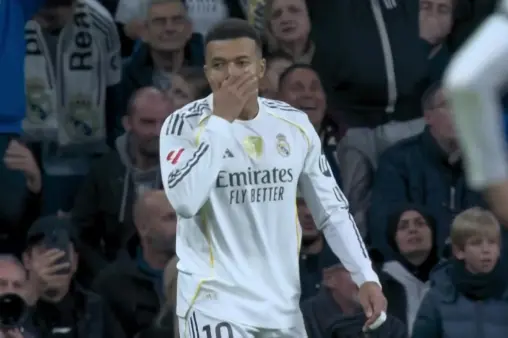 [Highlights] Wave of attacks with one man down! Mbappé's half-chance chip just over the bar