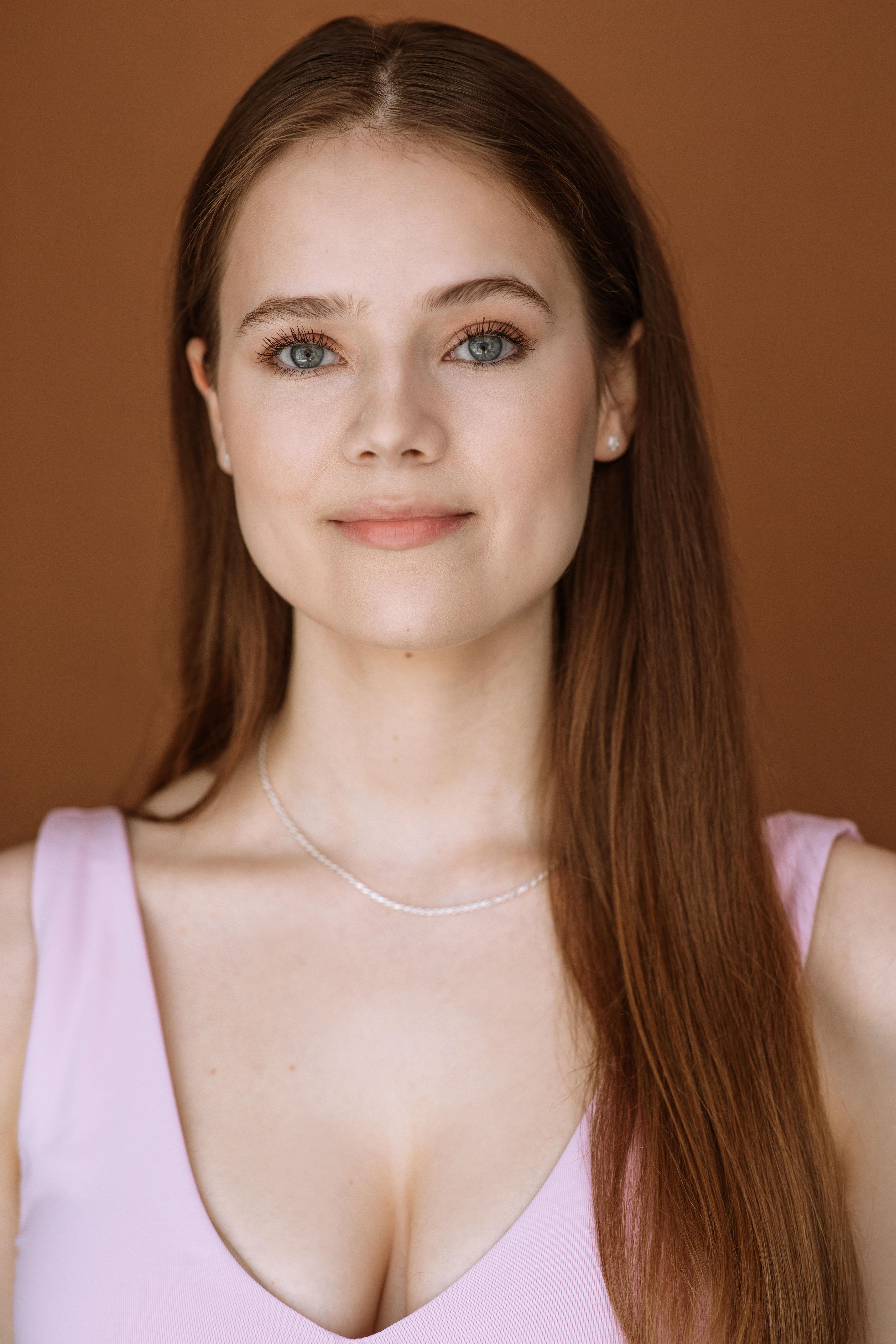 actor Ellise Roth large photo