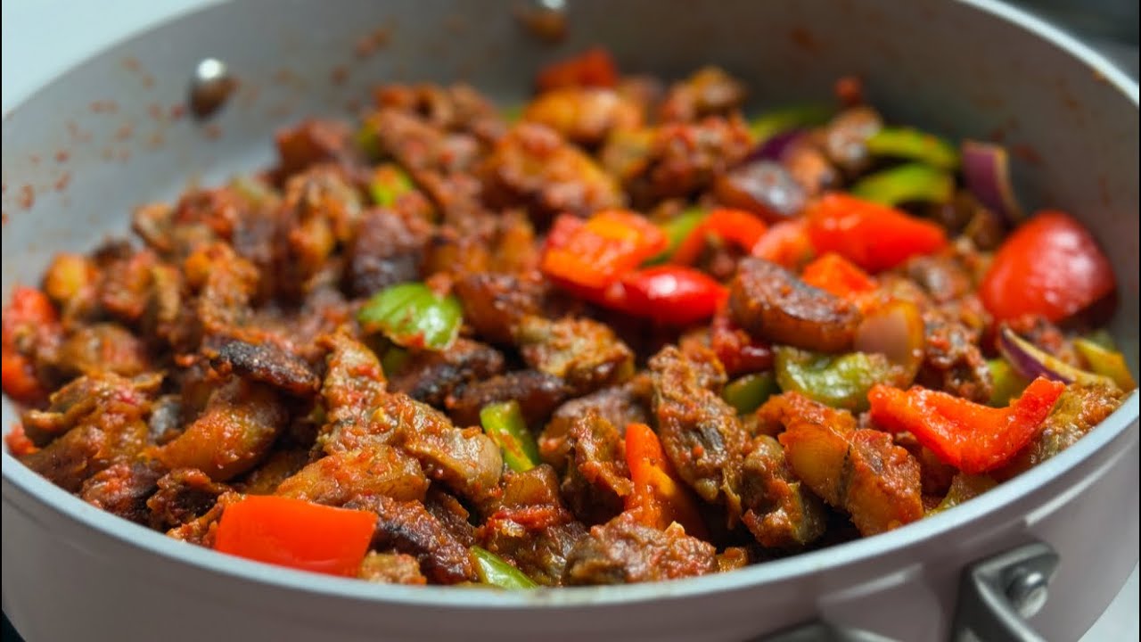 How to make GIZDODO. A combination of fried Plantain and Gizzard in a rich sauce! background