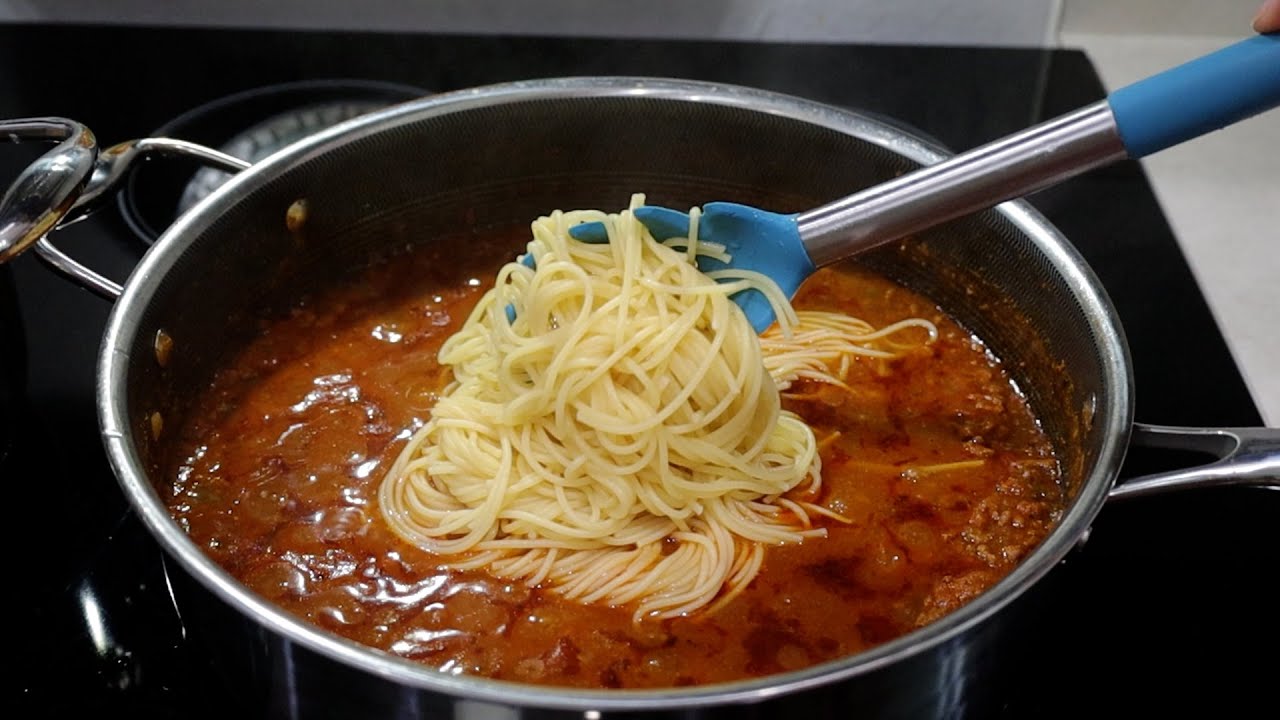 The BEST Homemade Spaguetti Meat Sauce you will ever try 😋 background