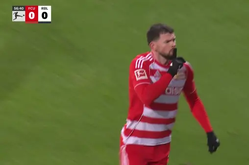 [Goal] Breaks the deadlock! Leipzig's backline pass error leads to Burke's curling shot into the far corner, ball hits the net