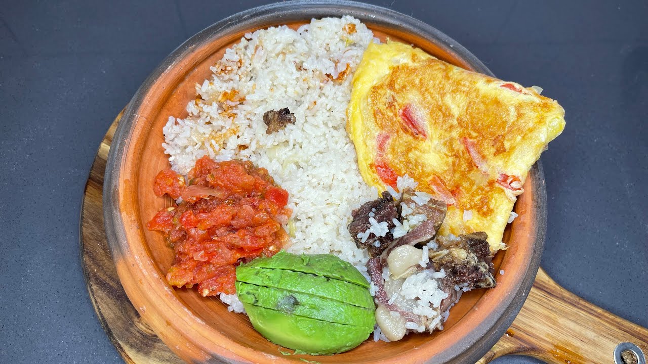 Kako Angwamoo | Ghanaian Angwamoo / Braised rice background