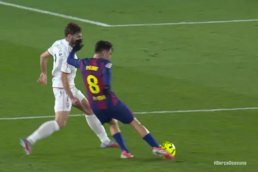 [Highlights] Too straight! Pedri's long-range shot from outside the box easily saved by the goalkeeper