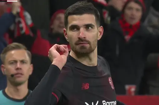 [Goal] Impeccable imagination! Arthur's cross from the flank met by Terrier's scorpion kick lob into the net