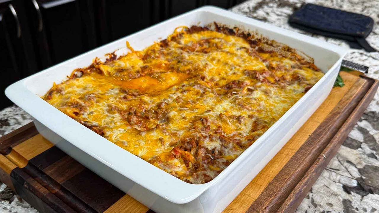 Easy Million Dollar Spaghetti Bake for the Whole Family background