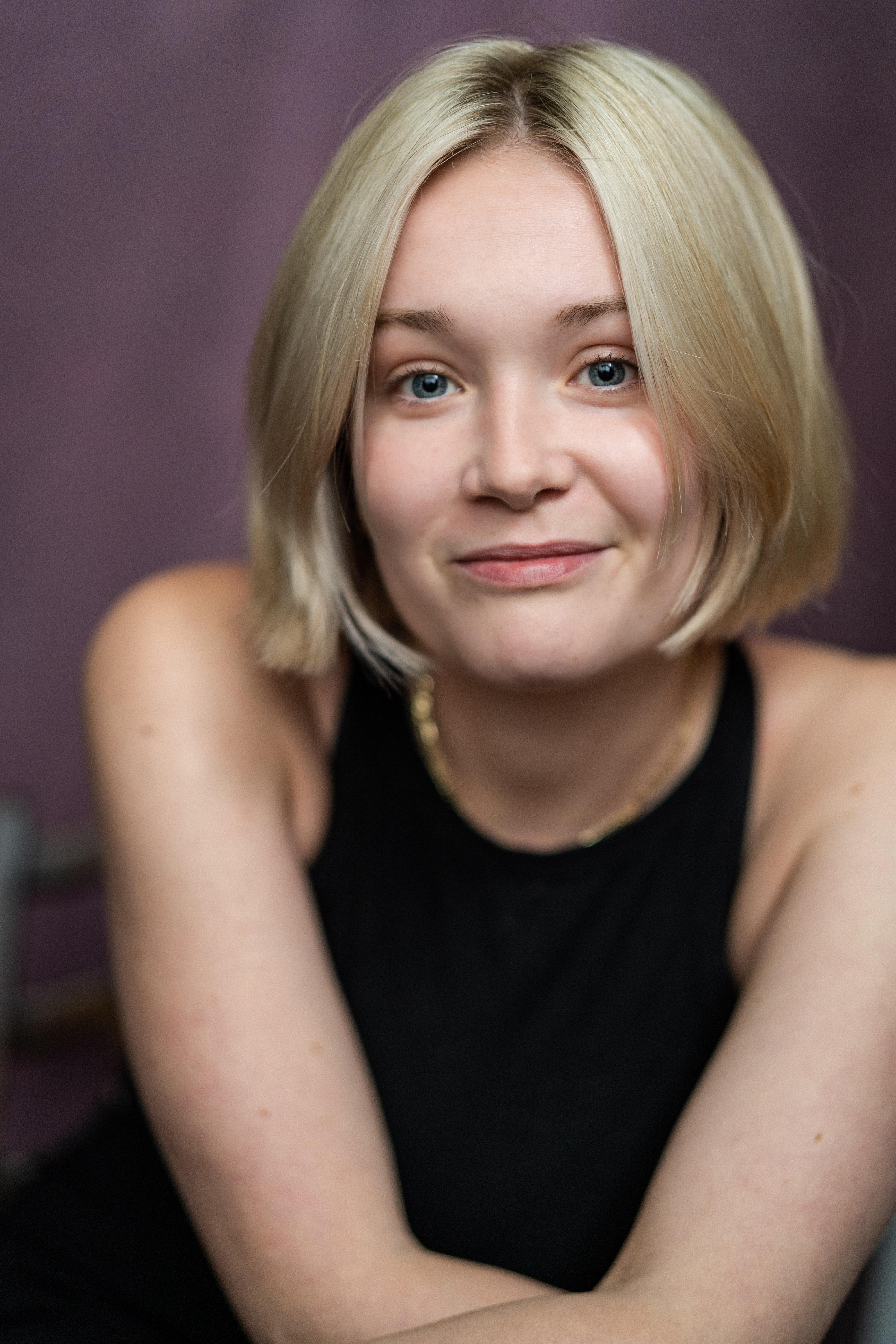 actor Aoife Kennan large photo