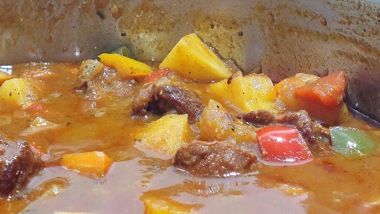 Add paprika and bell peppers to your meat for a hearty stew/soup #goulash #easyrecipe background