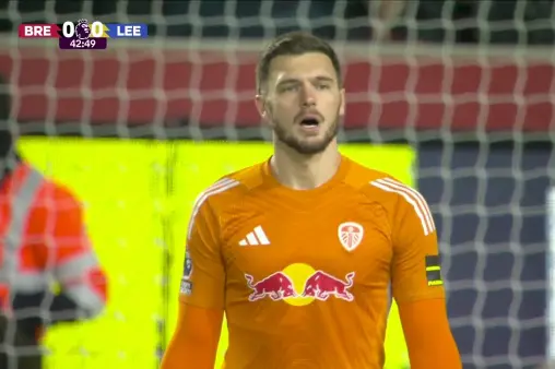 [Highlights] Powerful strike! Lewis adjusts and unleashes a fierce shot, parried away by Perry with two fists