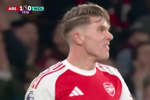 [Highlights] Strong enough! Yorke Res holds off opponent in the box, turns and shoots just wide