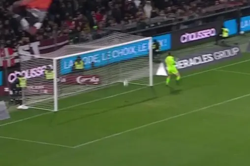 [Highlights] Mbaye powers past opponent on the right, stinging shot hits the crossbar