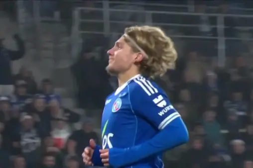 [Highlights] Nanasi leaps high for a header, unfortunately just over the crossbar