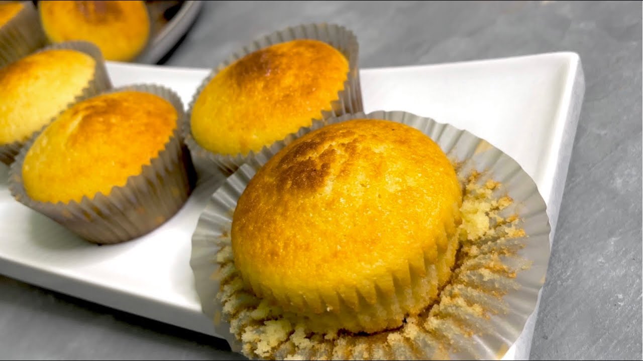 THE MOST MOIST VANILLA CUPCAKES | #vanillacupcakes #queencakes background