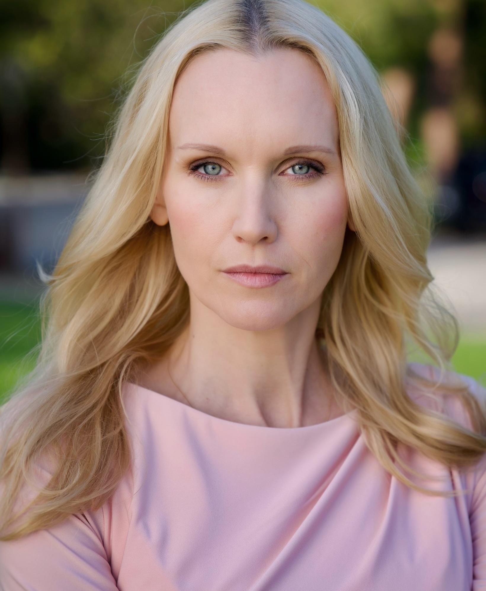 actor Babette Brown large photo