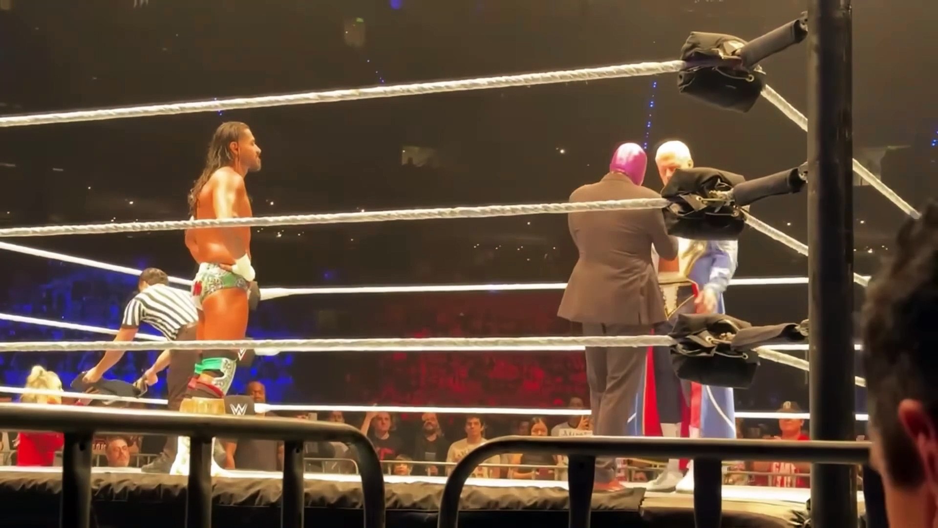 Cody Rhodes vs Santos Escobar - Undisputed Championship - WWE Live Mexico City 7/13/2024 background