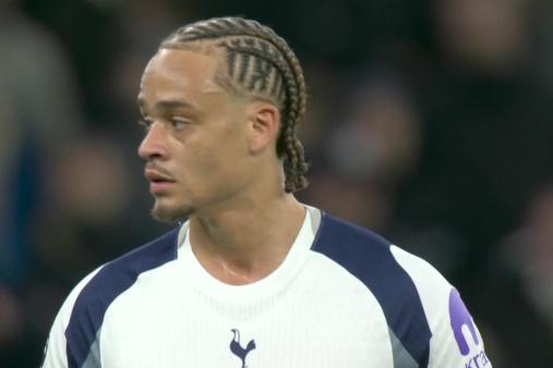 [Red Card] Simmons steps on Van Dijk from behind, VAR intervenes and referee sends him off with a straight red