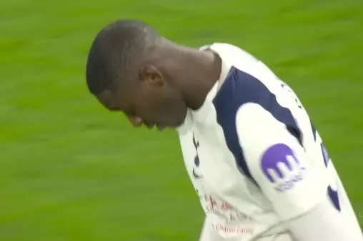 [Highlights] Impressive! Muani makes a sudden run, fires a tight-angle shot that takes a deflection and hits the crossbar