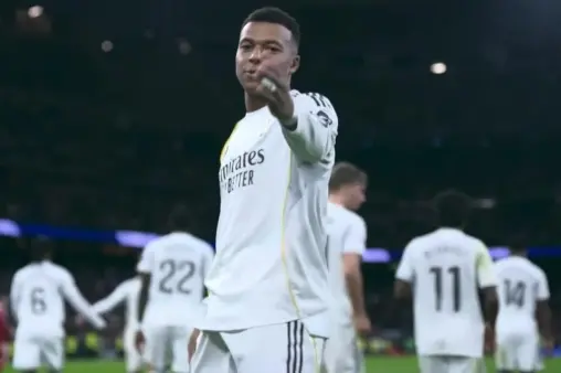 [Goal] Equals Ronaldo's calendar year goal record! Mbappe scores from penalty to seal the win