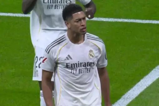 [Goal] Breaks the deadlock! Real Madrid's free kick delivered, Bellingham's towering header finds the net