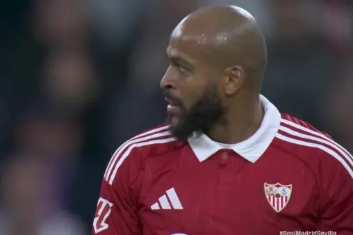 [Red Card] Sudden turn of events! Malcom's reckless foul leads to sending off