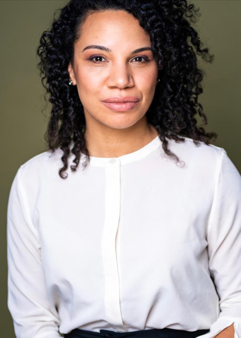 actor Robin Akimbo large photo