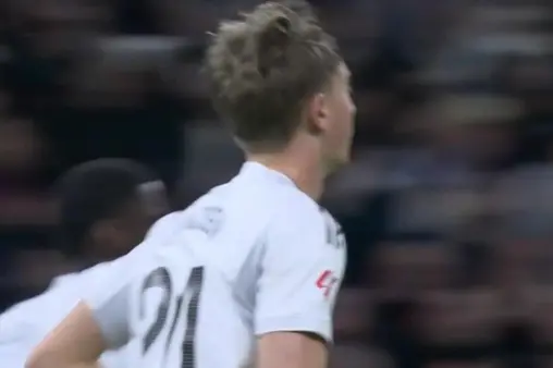 [Highlights] Hauzen fails to control header from corner, ball sails over crossbar