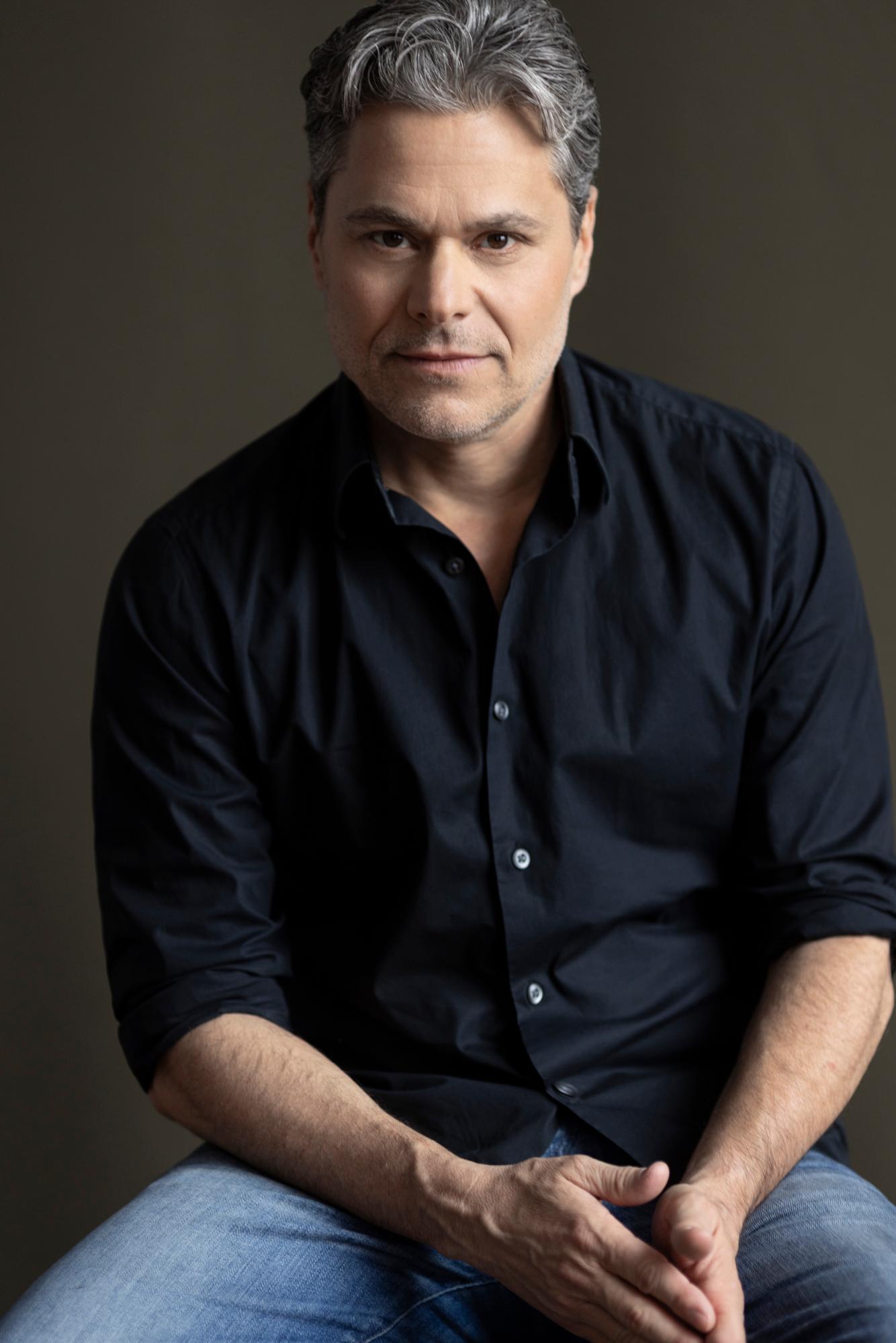 actor Robert Di Loreto large photo