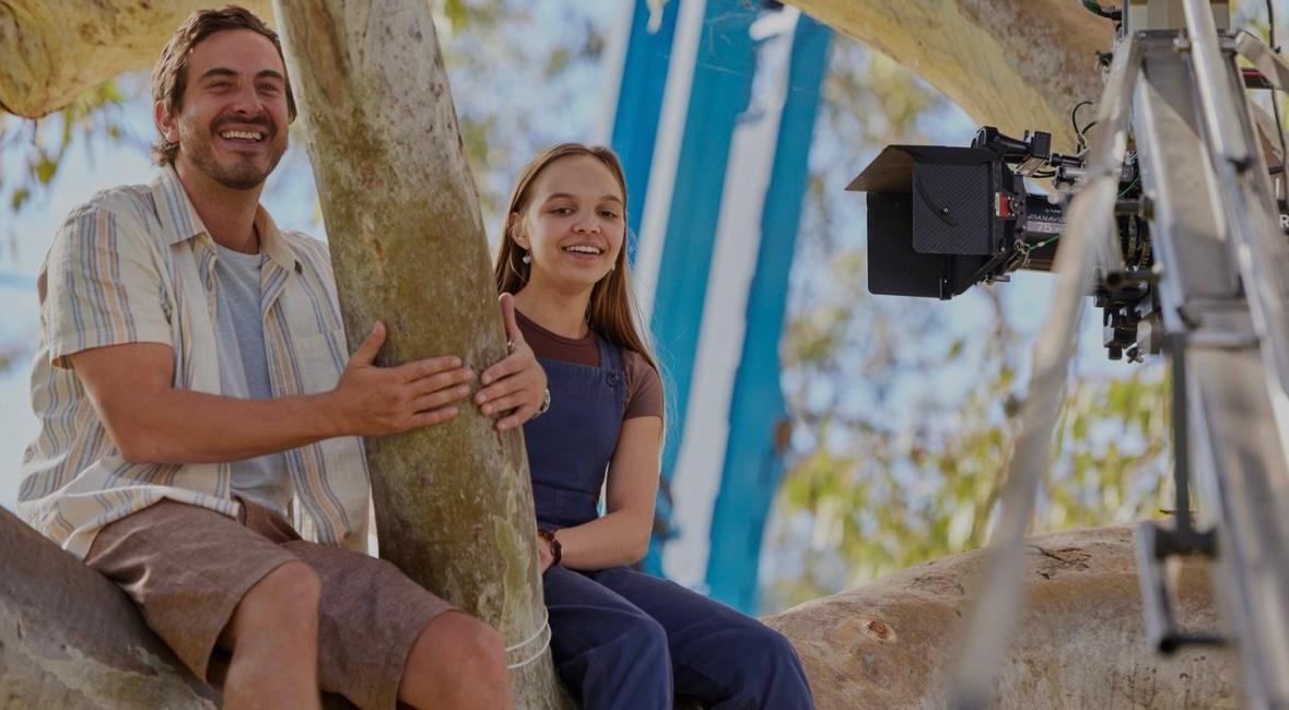 actor Lily Whiteley large photo