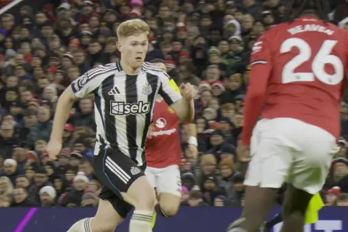 [Highlights] Another crossbar! Hall breaks free, unmarked at the edge of the box, long-range shot hits the woodwork