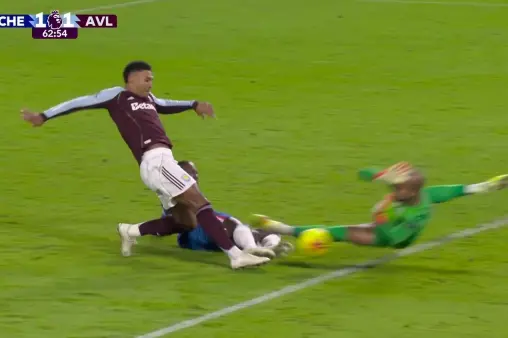 [Goal] Substitute Super Striker! Watkins latches onto through ball, holds off defender and pokes home to equalize