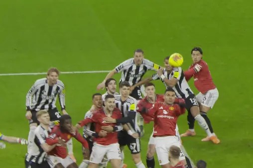 [Highlights] Early scare! Casemiro unmarked at the near post heads over from a corner