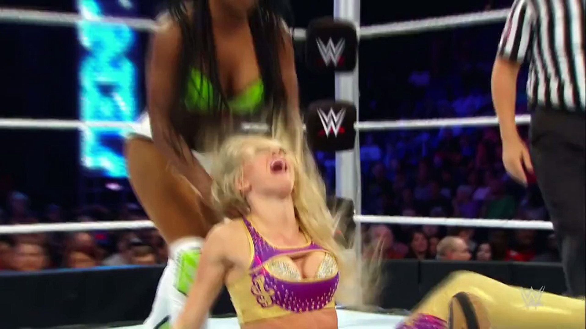 Naomi vs Summer Rae