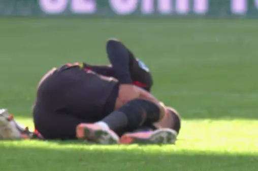 [Highlights] Chukwuemeka's counter-attack dribble tackled by multiple players, referee's no-call sparks controversy