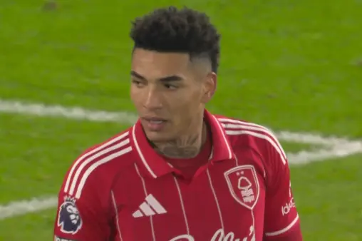 [Highlights] Scrappy Play: Igor Jesus Pounces on Opponent's Mistake, Stabs Shot Slightly Wide