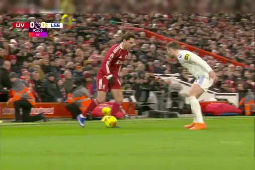 [Highlights] Boos erupt! Chiesa brought down during wing run, referee makes no call