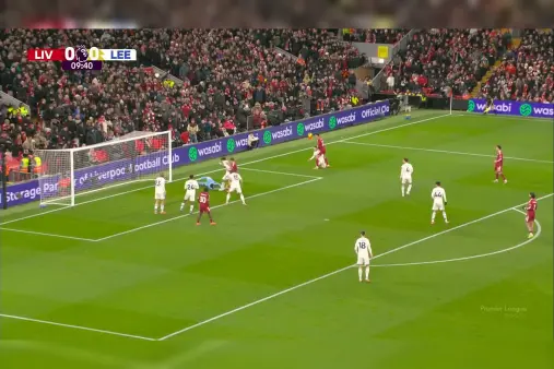 [Highlights] Chaos ensues! Ekitike cuts past defender and fires left-footed, saved by Perri