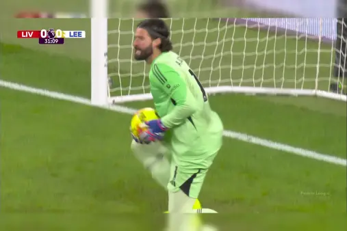 [Highlights] Did he drink too much? Alisson's wild outside-of-the-foot pass to the opposition, then makes amends