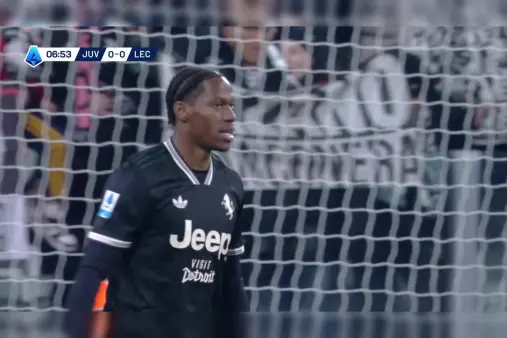 [Highlights] How did that not go in? David's header cleared off the line