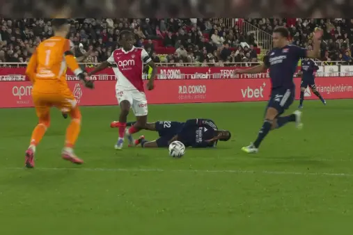 [Goal] Chaotic Scramble! Lyon defense in disarray as Koulibaly pokes home before the goalkeeper to equalize