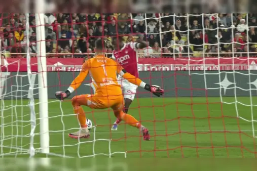 [Highlights] Siege situation! Koulibaly makes a late run, low shot from a tight angle saved by Graefe