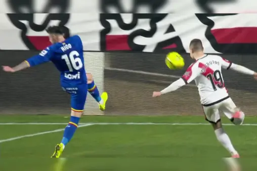 [Goal] A rocket shot! De Frutos scores from a tight angle with a powerful strike to take the lead