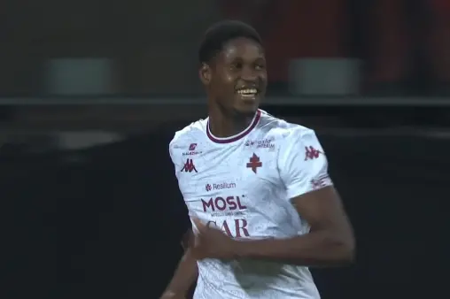 [Goal] Take the initiative away from home! Eindhoven takes a corner, Sadib Sane heads home to open the scoring