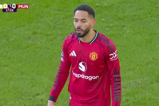 [Highlights] Fans love it! Cunha sacrifices himself to protect the ball, gets pushed outside the field