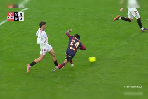 [Goal] Seals the win! Carlos Alvarez scores late to sink his former club