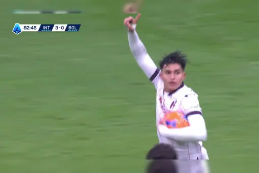 [Goal] Never give up! Castro dives to score with a sliding shot, pulling one back