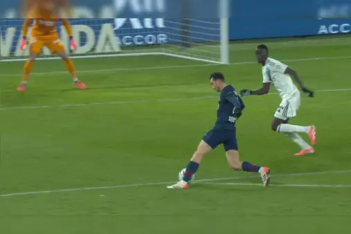 [Highlights] Fabian dribbles past two players, then his weak shot is saved