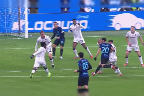 [Highlights] Forced shot! Calhanoglu's left-footed strike saved by diving goalkeeper